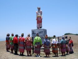 Ritual Adat Gelar Tokoh Adat Desa Sunu di Kabupaten TTS untuk Jokowi