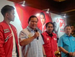 Prabowo berharap Gibran tetap setia sebagai kader PDI Perjuangan.