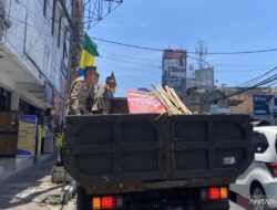 Satpol PP Kota Bandung Melakukan Penertiban Alat Peraga Suara yang Mengandung Unsur Kampanye