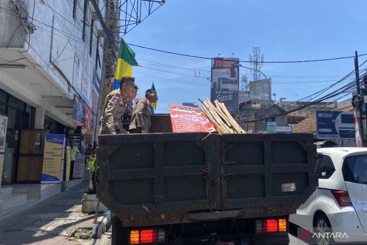 Satpol PP Kota Bandung Melakukan Penertiban Alat Peraga Suara yang Mengandung Unsur Kampanye