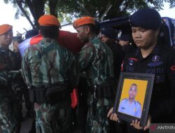 Kedatangan jenazah anggota Brimob yang tertembak KKB di Papua tiba di Kupang