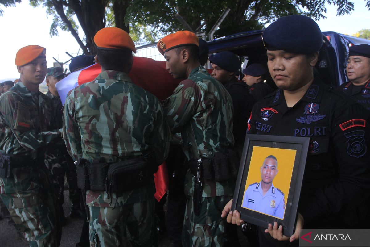 Kedatangan jenazah anggota Brimob yang tertembak KKB di Papua tiba di Kupang