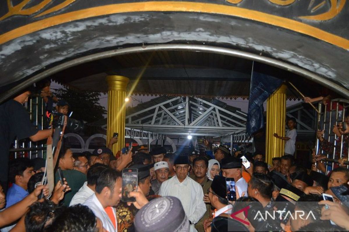 Anies Baswedan mempersembahkan penghormatan di pemakaman Syekh Burhanuddin