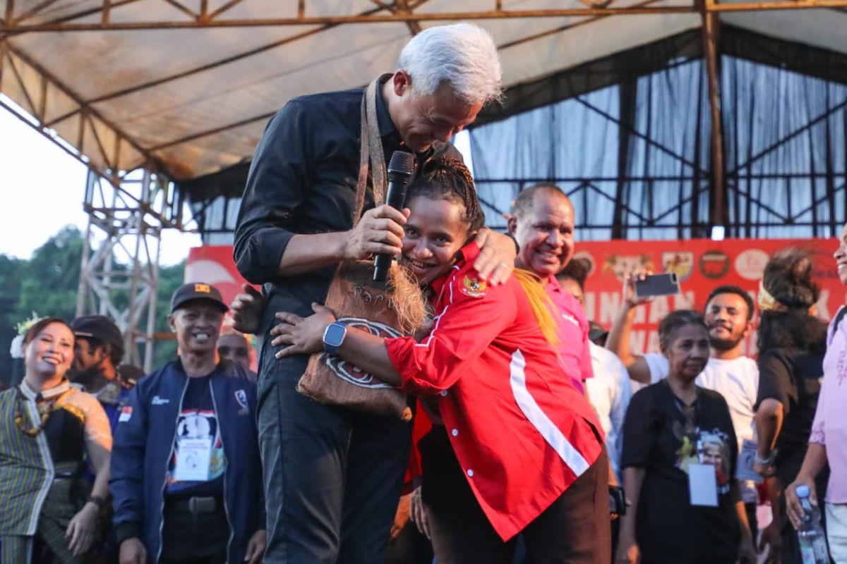 Ganjar berjumpa dengan mahasiswa Papua yang mendapat biaya studi di Undip