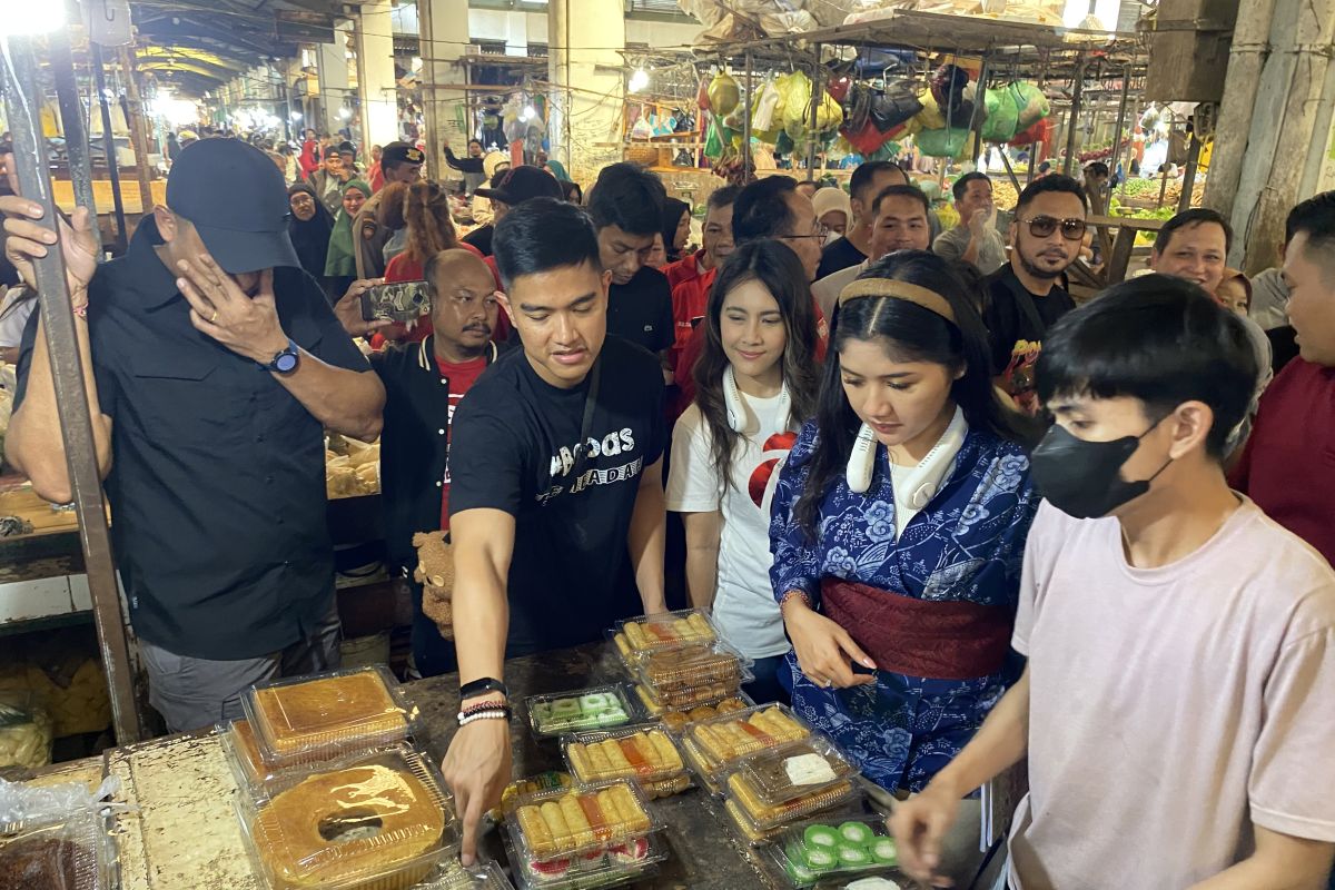 Kaesang Welcomes Citizens’ Aspirations During His Visit to Flamboyan Market in Pontianak