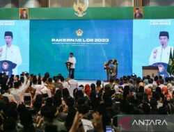 Presiden menekankan pentingnya pembangunan Sumber Daya Manusia (SDM) dalam mewujudkan Indonesia Emas 2045.