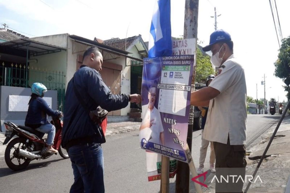 Bawaslu Memerintahkan Penurunan Ratusan Atribut Kampanye yang Terpasang di Solo