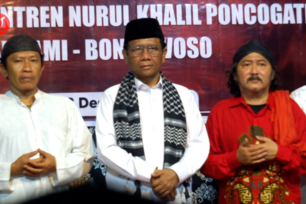 Mahfud MD Bertemu dengan Kiai Kampung di Bondowoso