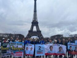 Diaspora muda Indonesia mendeklarasikan dukungan untuk Prabowo-Gibran di Menara Eiffel