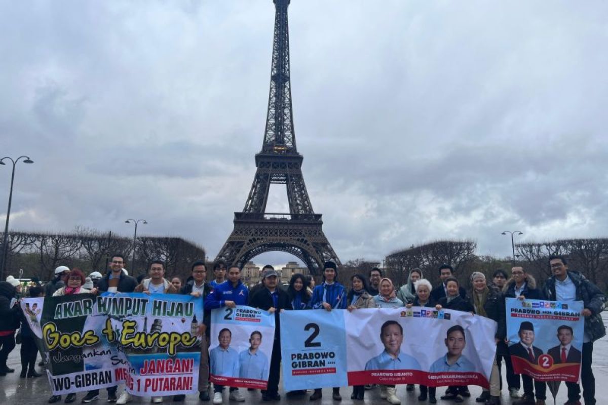 Diaspora muda Indonesia mendeklarasikan dukungan untuk Prabowo-Gibran di Menara Eiffel