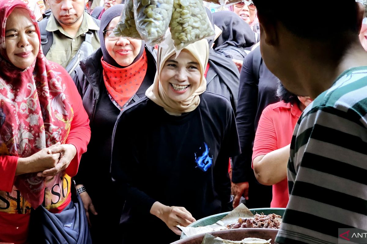 Siti Atikoh Silaturahmi dengan Pedagang Pasar Rau untuk Mendengarkan Aspirasi Mereka