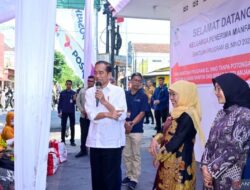 Presiden Jokowi Menyerahkan Bantuan Langsung Tunai (BLT) El Nino di Kantor Pos Genteng Banyuwangi