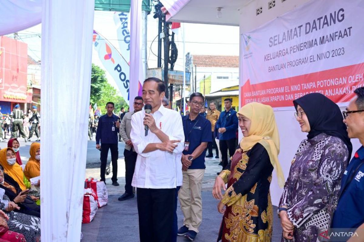 Presiden Jokowi Menyerahkan Bantuan Langsung Tunai (BLT) El Nino di Kantor Pos Genteng Banyuwangi