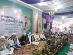 Antusiasme Jamaah Majelis Syarif Hidayatullah dalam Menunggu Kedatangan Anies