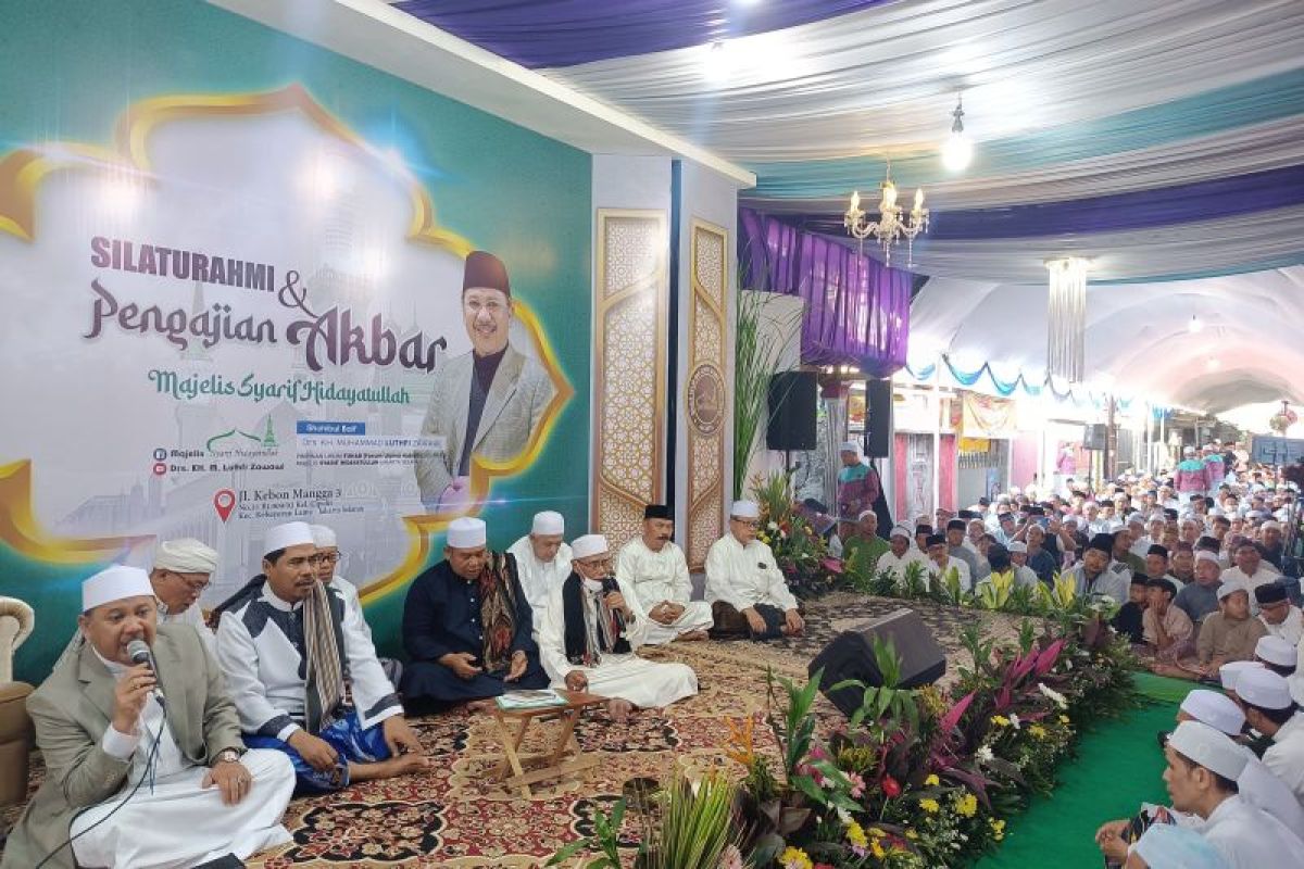 Antusiasme Jamaah Majelis Syarif Hidayatullah dalam Menunggu Kedatangan Anies