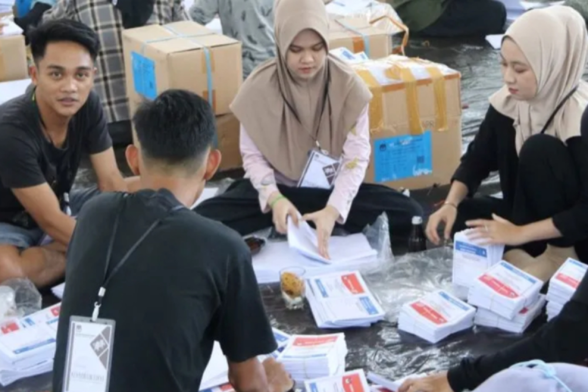 Komisi Pemilihan Umum Kabupaten Hulu Sungai Selatan menemukan 900 surat suara yang rusak