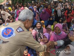 Ganjar Pranowo mendengarkan dan memperhatikan aspirasi dari kelompok tani, tokoh agama, dan LMDH