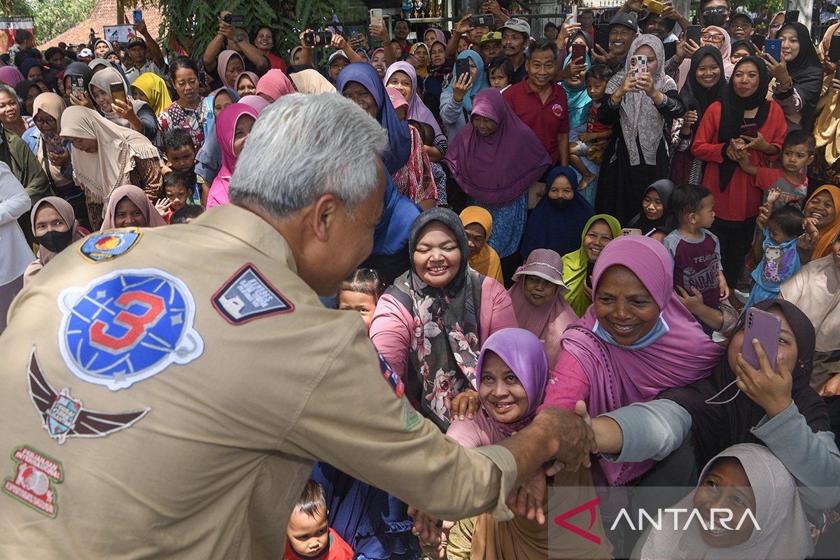 Ganjar Pranowo mendengarkan dan memperhatikan aspirasi dari kelompok tani, tokoh agama, dan LMDH