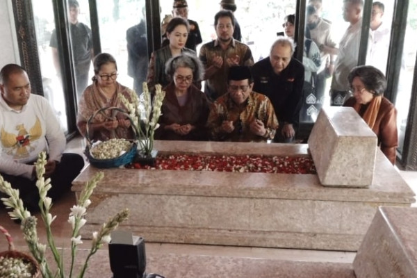 Menyambut Hari Pertama Bekerja Tahun 2024, Mahfud MD Memulai dengan Berkunjung ke Makam Bung Hatta