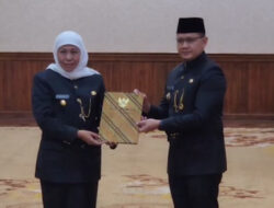 Gubernur Khofifah Menyerahkan Surat Keputusan Perpanjangan Pj Wali Kota Batu