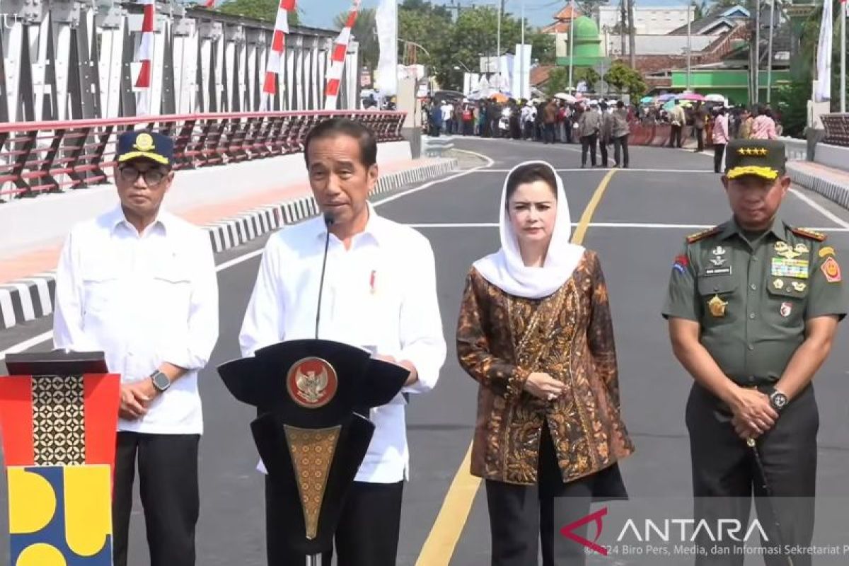 Jokowi secara resmi membuka tiga jembatan di Jawa Tengah