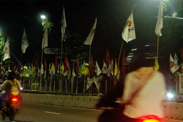 Pemerintah Provinsi dan Badan Pengawas Pemilu DKI Jakarta menggelar apel membersihkan alat peraga kampanye