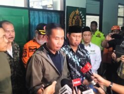 PJ Gubernur Jawa Barat Menggunakan Mobil Pemprov DKI untuk Memadamkan Api di Gudmurah