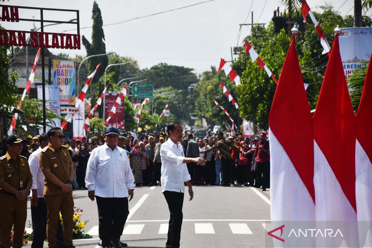 Presiden Jokowi Resmikan Inpres Jalan Daerah dan Tinjau Alutsista di Jawa Timur