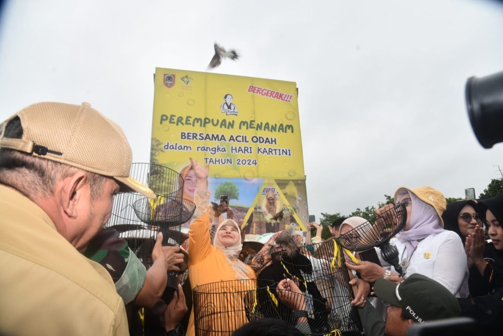 Acil Odah Pimpin Gerakan “Perempuan Menanam Ribuan Pohon” di Kalimantan Selatan untuk Memperingati Hari Kartini