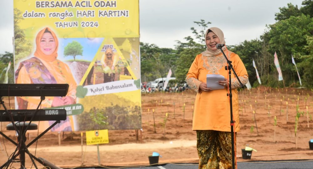 Harmoni Hijau: Pesan Penuh Semangat Acil Odah untuk Wanita Banjar dalam Kegiatan Menanam Pohon