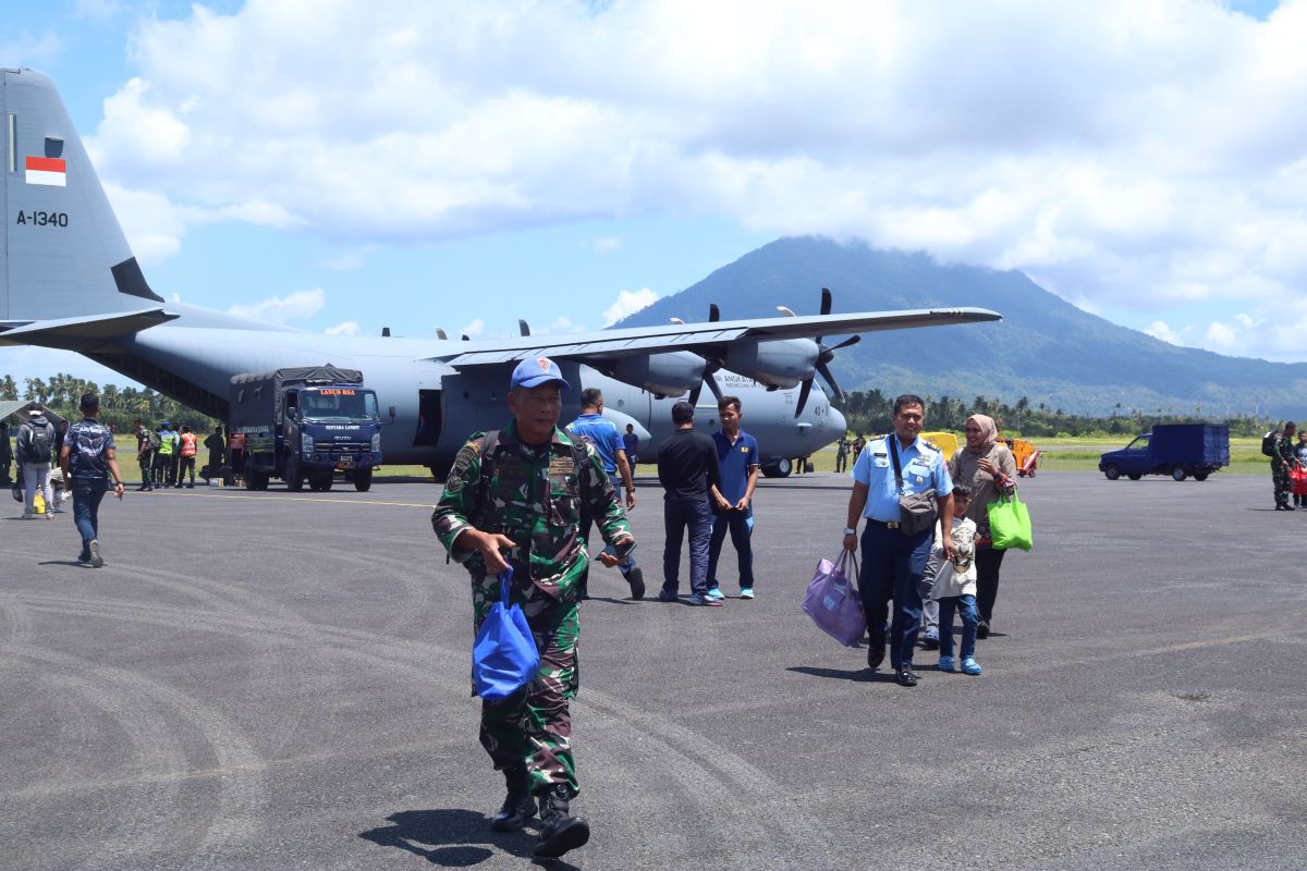 TNI AU memberikan pesawat gratis bagi prajurit AU pulang ke perbatasan