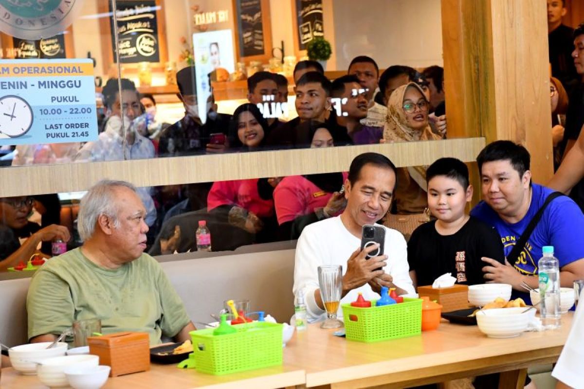 Presiden Jokowi Menikmati Bakso dan Berinteraksi dengan Warga Selama Kunjungan ke Mal Gorontalo