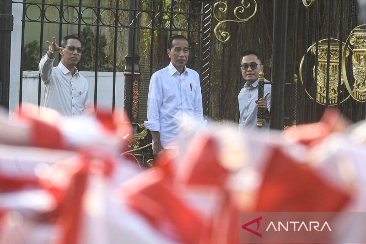 Presiden Jokowi Rutin Bagikan Sembako di Istana Sejak 2014