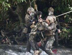 Latihan infiltrasi TNI AL dan USMC diadakan di Sukabumi untuk sebrangi sungai.