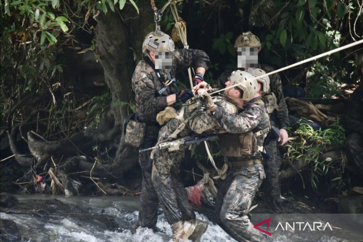 Latihan infiltrasi TNI AL dan USMC diadakan di Sukabumi untuk sebrangi sungai.