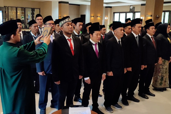 1. Tiga Prinsip Utama yang Harus Dijunjung Tinggi oleh Anggota PPK Terpilih di Kota Cilegon
2. Perlunya Menjunjung Tinggi Tiga Hal Penting bagi Anggota PPK Terpilih di Kota Cilegon
3. Pentingnya Mematuhi Tiga Prinsip Mendasar bagi Anggota PPK Terpilih di Kota Cilegon