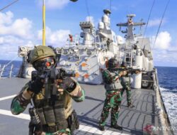 KRI FKO dan KRI Sampari Siaga Tempur Saat Melintasi Laut Sulu