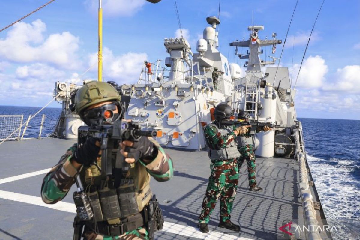 KRI FKO dan KRI Sampari Siaga Tempur Saat Melintasi Laut Sulu