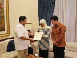 Prabowo Subianto hands over endorsement letter for East Java gubernatorial candidate