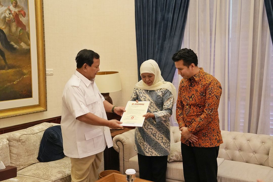 Prabowo Subianto hands over endorsement letter for East Java gubernatorial candidate