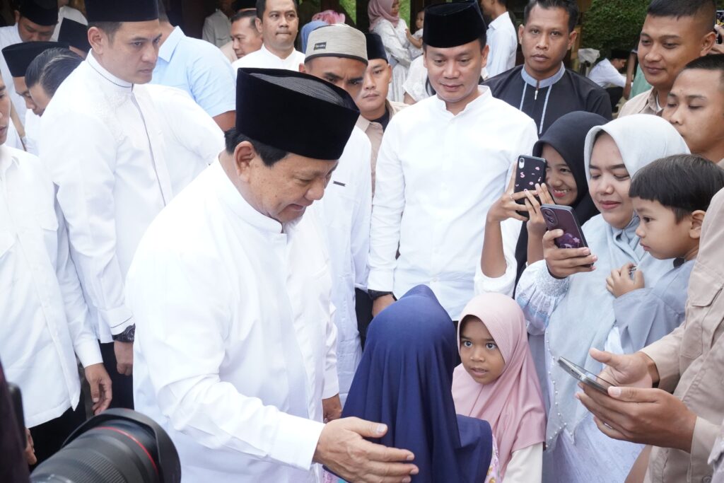 Iduladha 1445 H: Prabowo Subianto Bertemu dengan Warga di Hambalang Bogor