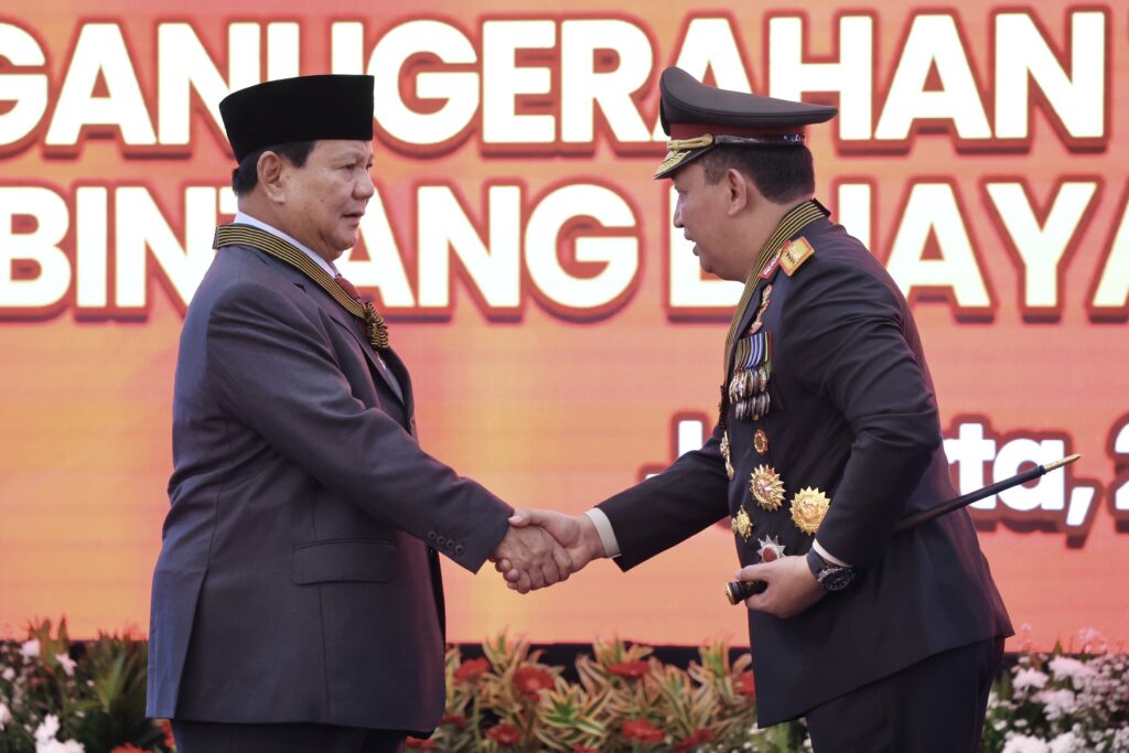 Prabowo Subianto Dianugerahi Penghargaan Bintang Bhayangkara Utama dari Kepala Kepolisian Indonesia