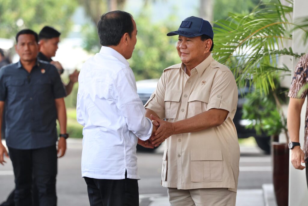 Prabowo Subianto berkunjung ke Bandara Halim untuk Mengucapkan Ucapan Selamat Ulang Tahun secara Langsung kepada Jokowi