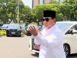 Recovering from Leg Surgery, Prabowo Subianto Goes for a Light Jog and Demonstrates Silat Pose at the Presidential Palace