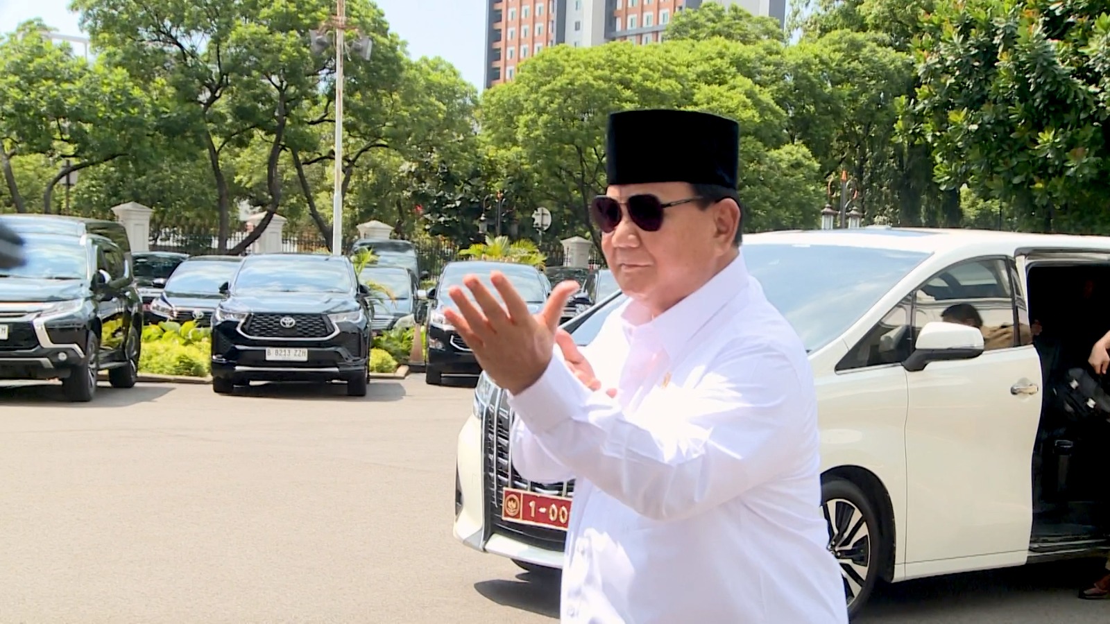 Recovering from Leg Surgery, Prabowo Subianto Goes for a Light Jog and Demonstrates Silat Pose at the Presidential Palace