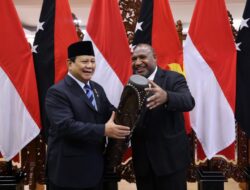 Heartwarming Encounter as Prabowo Subianto Says Goodbye to the Prime Minister of Papua New Guinea After a Visit to the Ministry of Defense