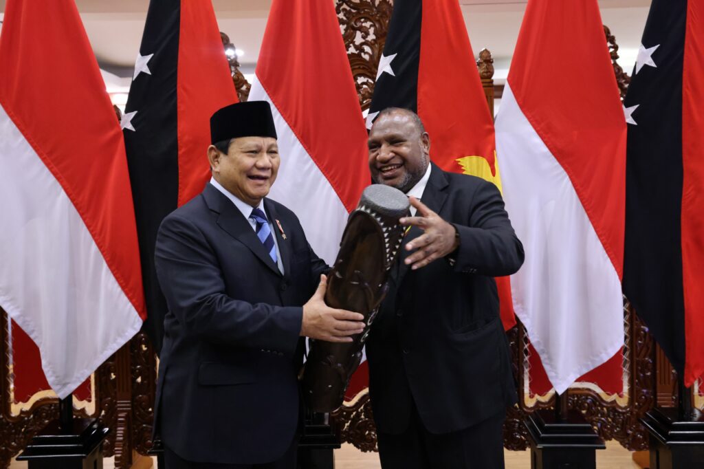 Heartwarming Encounter as Prabowo Subianto Says Goodbye to the Prime Minister of Papua New Guinea After a Visit to the Ministry of Defense