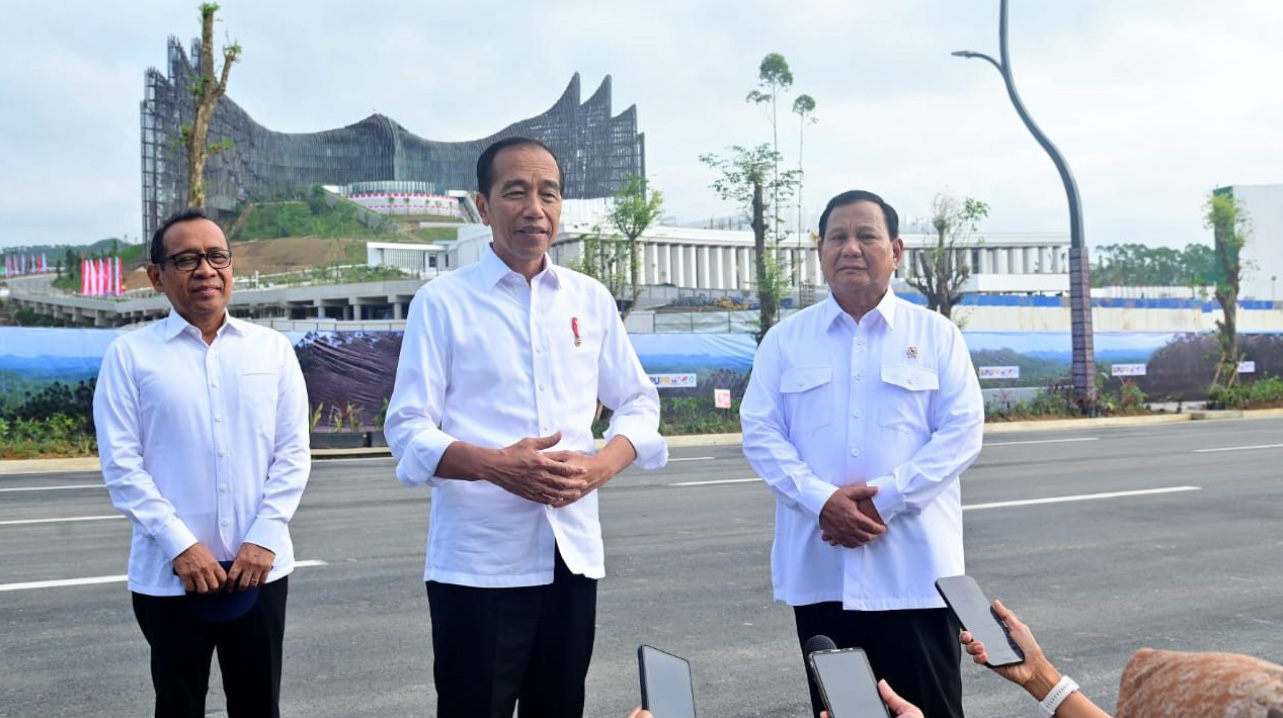 On Monday Morning, President Jokowi and Defense Minister Prabowo Subianto Discuss IKN Development Progress