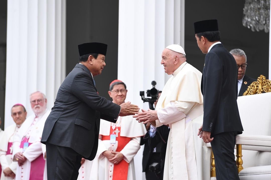 Prabowo Subianto Memamerkan Momen Bersalaman dengan Paus Fransiskus: Indonesia Diberkati dengan Keberagaman dan Harmoni