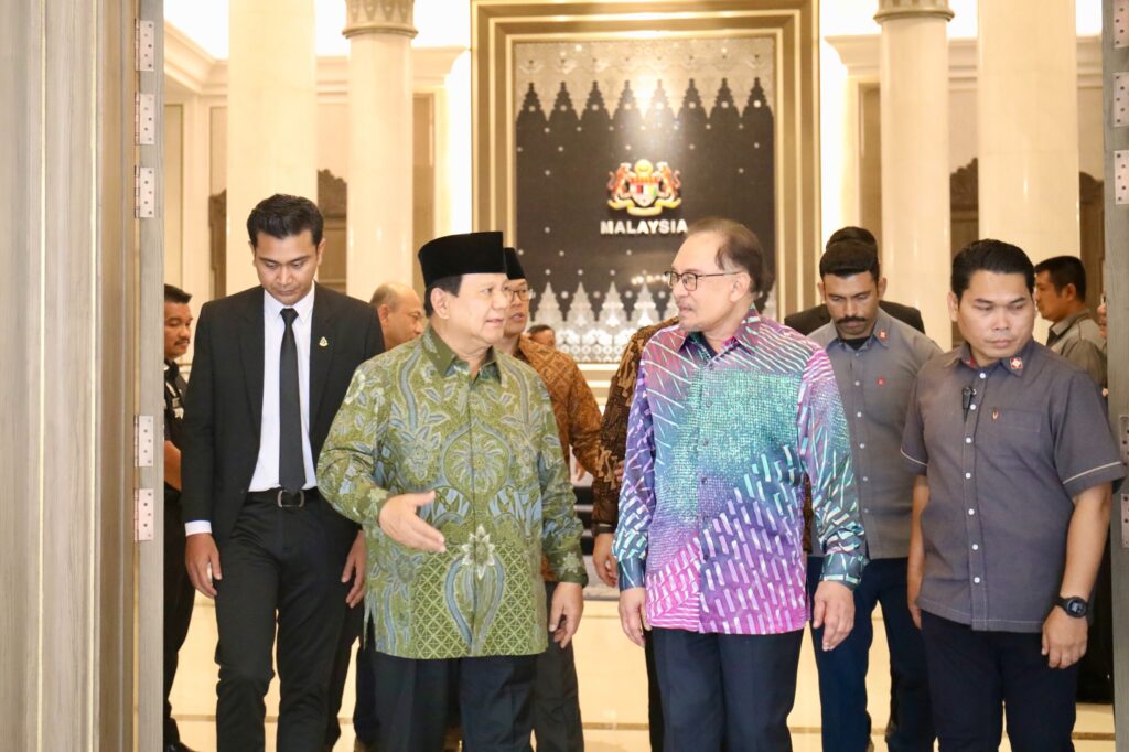 Longtime Friends Reunite as Prabowo Subianto Invites Anwar Ibrahim to His Inauguration